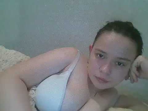 RiaLowelyt online show from June 3, 2026, 2:33 pm