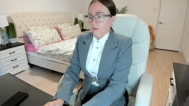 Snapshot of Vika73 chatting on October 17, 2025, 12:29 pm Vika73 online show from October 17, 2025, 12:29 pm