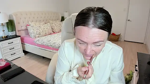 Snapshot of Vika73 chatting on October 11, 2025, 3:02 pm Vika73 online show from October 11, 2025, 3:02 pm