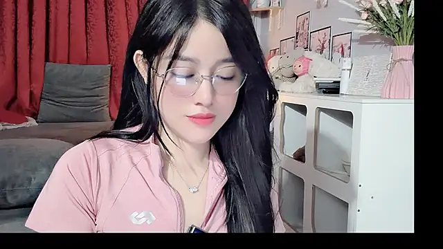 Snapshot of Bee-Cherry chatting on May 28, 2026, 6:03 pm Bee-Cherry online show from May 28, 2026, 6:03 pm