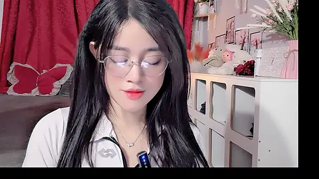 Snapshot of Bee-Cherry chatting on May 31, 2026, 6:41 am Bee-Cherry online show from May 31, 2026, 6:41 am