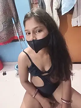 Snapshot of Naughty-Savi chatting on June 17, 2026, 6:29 pm Naughty-Savi online show from June 17, 2026, 6:29 pm