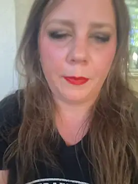 Snapshot of Bigtittymilkmommy chatting on June 19, 2026, 1:33 am Bigtittymilkmommy online show from June 19, 2026, 1:33 am
