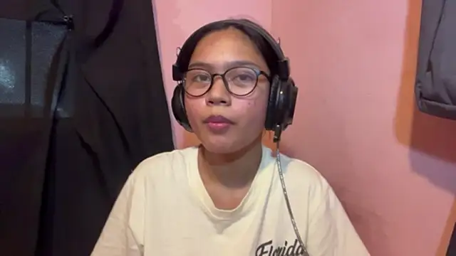 Snapshot of SalleyRoloff chatting on May 27, 2026, 2:13 pm SalleyRoloff online show from May 27, 2026, 2:13 pm