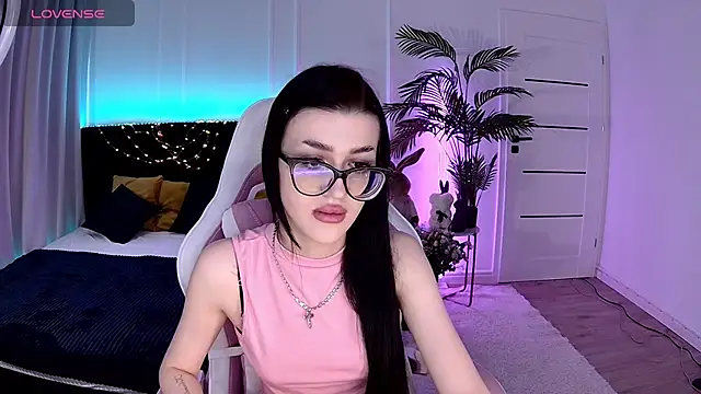 Snapshot of Ariella_Me chatting on June 16, 2026, 6:24 am Ariella Me online show from June 16, 2026, 6:24 am