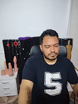 Snapshot of -AlejandroT- chatting on May 20, 2026, 8:28 pm -AlejandroT- online show from May 20, 2026, 8:28 pm
