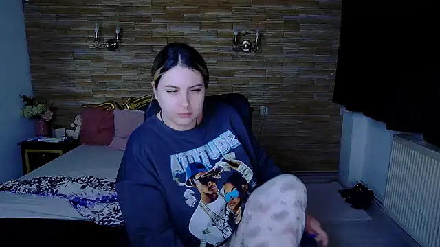 Snapshot of MiraHaze chatting on December 23, 2024, 3:50 am MiraHaze online show from December 23, 2024, 3:50 am