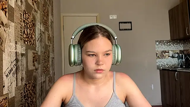 Snapshot of HellyRay chatting on June 18, 2026, 2:55 pm HellyRay online show from June 18, 2026, 2:55 pm