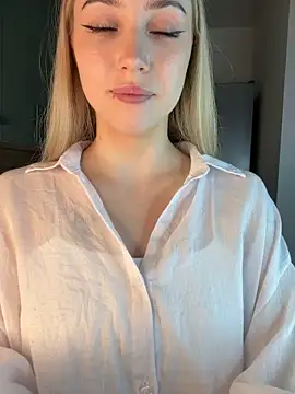 MoniLyn online show from May 25, 2026, 7:34 pm