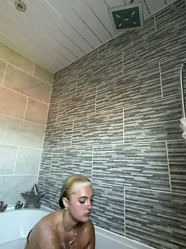 naughtygirl6989 online show from July 15, 2026, 4:03 pm