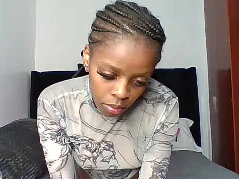 Snapshot of prettytinashe chatting on June 17, 2026, 1:05 am prettytinashe online show from June 17, 2026, 1:05 am
