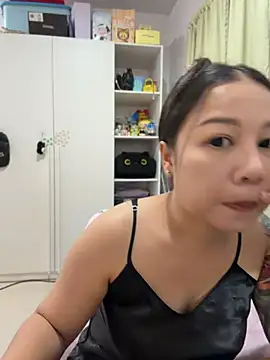 Snapshot of LINDA_HD chatting on July 6, 2026, 1:29 pm LINDA HD online show from July 6, 2026, 1:29 pm