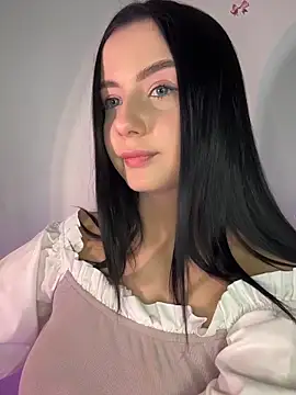 Snapshot of QueenL0la chatting on June 3, 2026, 4:23 pm QueenL0la online show from June 3, 2026, 4:23 pm
