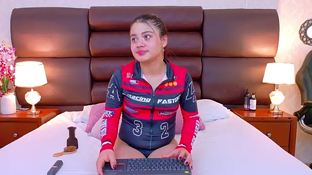 Snapshot of CintiaHolmss chatting on July 8, 2026, 2:24 am CintiaHolmss online show from July 8, 2026, 2:24 am