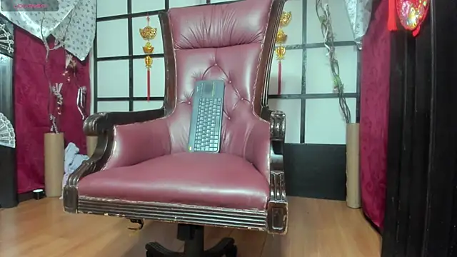 Snapshot of _QueenMarilyn chatting on July 9, 2026, 7:02 pm QueenMarilyn online show from July 9, 2026, 7:02 pm