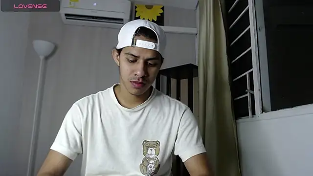 Snapshot of Vic_cooper chatting on July 13, 2026, 4:34 am Vic cooper online show from July 13, 2026, 4:34 am