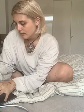 Snapshot of Ella_Bloom chatting on June 19, 2026, 10:10 am Ella Bloom online show from June 19, 2026, 10:10 am