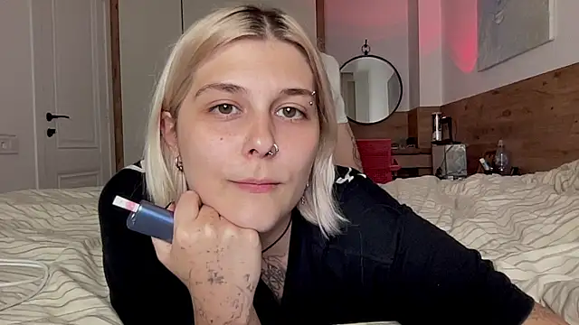 Snapshot of Ella_Bloom chatting on July 10, 2026, 6:19 pm Ella Bloom online show from July 10, 2026, 6:19 pm