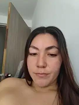 Snapshot of alma_rouge chatting on May 28, 2026, 4:24 pm alma rouge online show from May 28, 2026, 4:24 pm