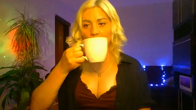 LunaaKiss online show from June 12, 2026, 8:39 pm