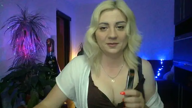 LunaaKiss online show from June 18, 2026, 7:41 pm