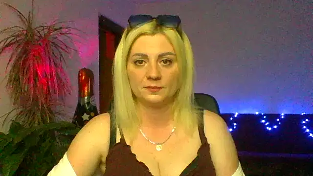 LunaaKiss online show from June 27, 2026, 7:42 pm