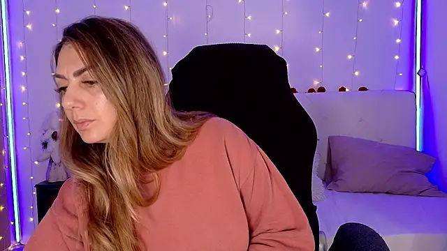 LindaWhite  online show from December 14, 2025, 10:04 pm