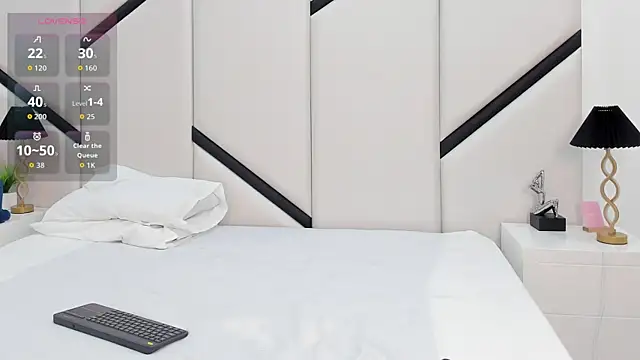 CarlaLinares online show from July 14, 2026, 7:53 pm