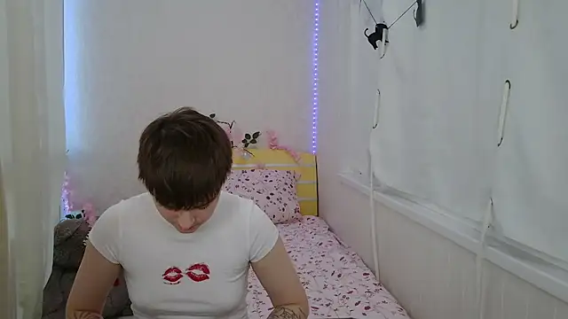 Snapshot of EmyHills chatting on June 19, 2026, 2:45 pm EmyHills online show from June 19, 2026, 2:45 pm
