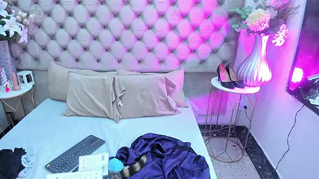 NaomiWhite  online show from July 6, 2026, 8:44 pm