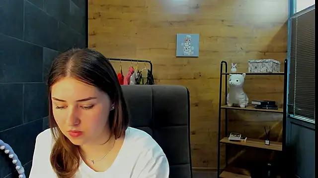 PaulineeJones online show from June 10, 2026, 1:12 pm