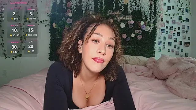 LyraCovee online show from June 17, 2026, 12:32 am