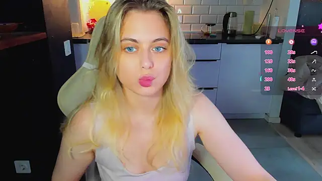 Snapshot of blonde_kellyy chatting on August 6, 2026, 3:45 am blonde kellyy online show from August 6, 2026, 3:45 am