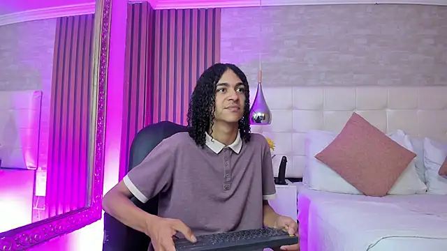 KyleeSmiith online show from June 23, 2026, 4:43 am