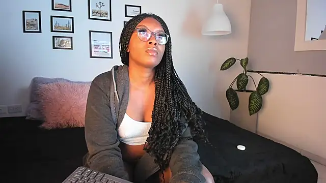Victoria-Jacksonn online show from June 19, 2026, 8:03 pm