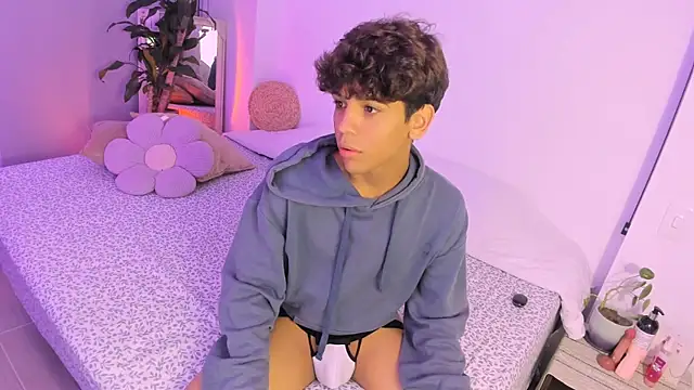 Samy Twink online show from June 17, 2026, 4:23 am