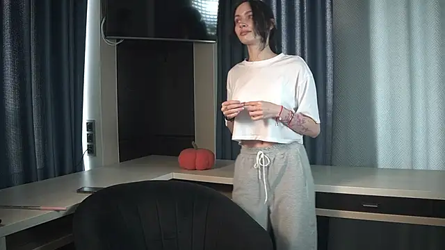 ErminiaBiles online show from June 14, 2026, 8:48 am