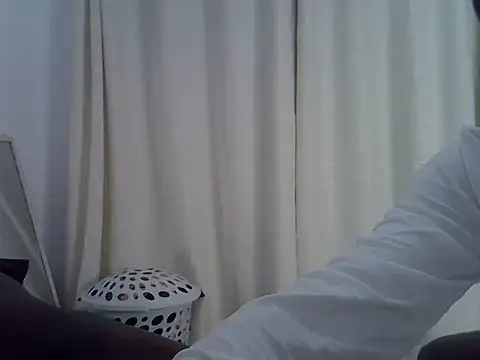 Snapshot of Laurachocolate chatting on June 26, 2026, 3:51 pm Laurachocolate online show from June 26, 2026, 3:51 pm