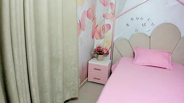 Snapshot of Millieskinny18 chatting on June 19, 2026, 3:01 am Millieskinny18 online show from June 19, 2026, 3:01 am