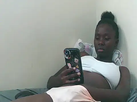 Snapshot of Queen_idd chatting on June 27, 2026, 12:33 pm Queen idd online show from June 27, 2026, 12:33 pm
