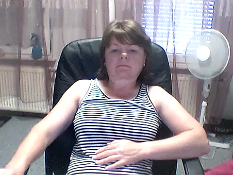 Snapshot of MoonLady40 chatting on June 21, 2026, 2:34 pm MoonLady40 online show from June 21, 2026, 2:34 pm