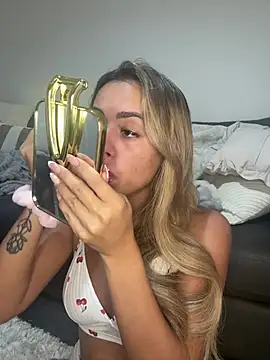 Snapshot of Harrietbronzex chatting on August 3, 2026, 2:23 pm Harrietbronzex online show from August 3, 2026, 2:23 pm