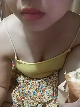 Snapshot of Emma-cutee chatting on July 2, 2026, 2:01 am Emma-cutee online show from July 2, 2026, 2:01 am