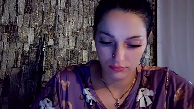 Snapshot of Ellara- chatting on June 19, 2026, 1:06 pm Ellara- online show from June 19, 2026, 1:06 pm