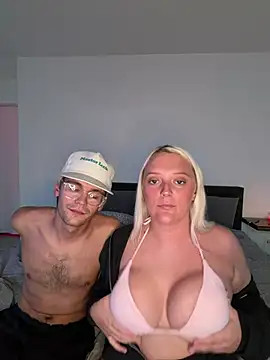 Snapshot of Blondebarbie21 chatting on August 4, 2026, 10:36 pm Blondebarbie21 online show from August 4, 2026, 10:36 pm