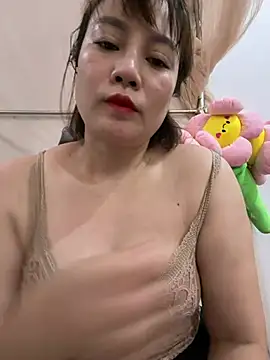 Snapshot of Bee-naa chatting on July 28, 2026, 8:44 am Bee-naa online show from July 28, 2026, 8:44 am