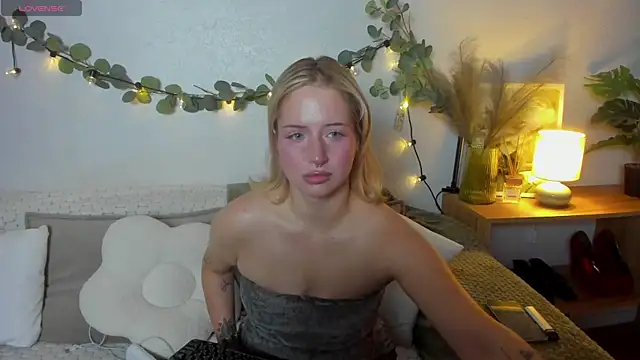 Snapshot of LallyBunnyy chatting on June 20, 2026, 1:27 pm LallyBunnyy online show from June 20, 2026, 1:27 pm