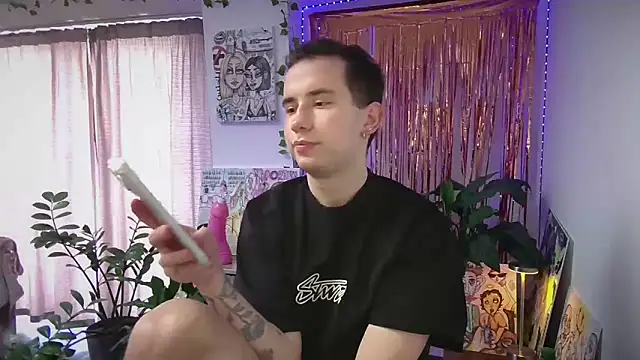 Snapshot of Moon_boyy chatting on June 20, 2026, 2:33 pm Moon boyy online show from June 20, 2026, 2:33 pm