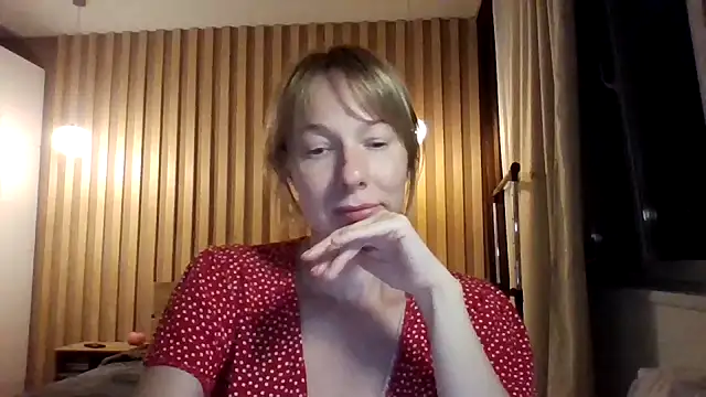 Snapshot of Deloriada chatting on July 14, 2026, 4:02 pm Deloriada online show from July 14, 2026, 4:02 pm
