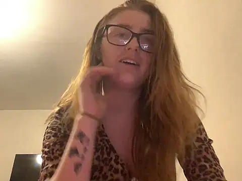 Snapshot of Redvelvetxx2 chatting on June 26, 2026, 11:32 pm Redvelvetxx2 online show from June 26, 2026, 11:32 pm